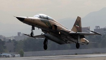 10. F-5: Salah satu jet tertua dalam daftar ini, F-5 dikembangkan di 1950-an dan terlibat banyak konflik sejak saat itu. Dari sekitar 2.600 diproduksi, hanya lkisaran 400 masih beroperasi, sebagian besar melayani angkatan udara Brasil, Iran, Korea Selatan, Taiwan. Ada kemungkinan jumlah aktual F-5 yang beroperasi jauh lebih rendah, karena sebagian besar pesawat ini sudah sangat tua. Foto: Wikipedia