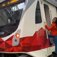 Setelah viral di media sosial, wanita asal Kolombia itu dijuluki sebagai masinis tercantik di dunia. Foto: dok. TikTok/@katherinemunera1