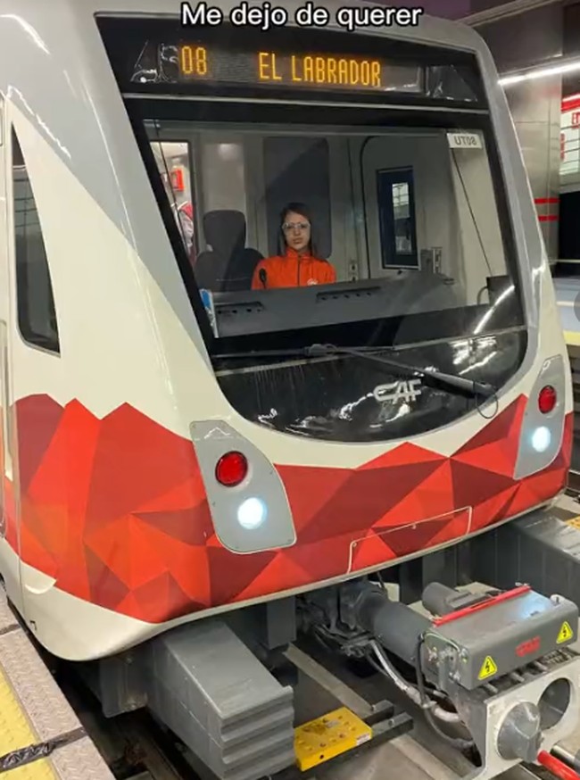 Katherine Munera jadi sorotan di media sosial dan jadi viral karena profesinya. Katherine berprofesi sebagai masinis. Foto: dok. TikTok/@katherinemunera1