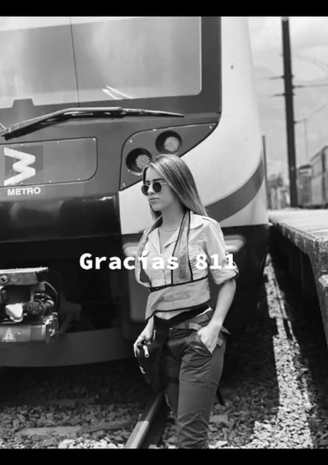 Inilah potret Katherine dengan seragam metro-nya yang berpose di depan kereta.Foto: dok. TikTok/@katherinemunera1