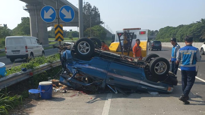 Kecelakaan lalu lintas yang melibatkan minibus bermerk Toyota Kijang dengan Bus Primajasa terjadi di ruas Jalan Tol Purbaleunyi KM 135 Q atau menuju Exit Tol Kopo, Bandung.