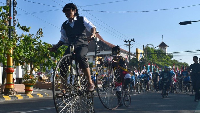 Sejumlah peserta mengikuti karnaval onthel Komunitas Sepeda Tua Indonesia (Kosti) di Kota Madiun, Jawa Timur, Minggu (28/5/2023). Kegiatan bersepeda bersama menggunakan sepeda tua yang diikuti ribuan peserta dari berbagai daerah di Indonesia tersebut digelar bersamaan dengan Munas V Komunitas Sepeda Tua Indonesia (Kosti) 2023. ANTARA FOTO/Siswowidodo/rwa.