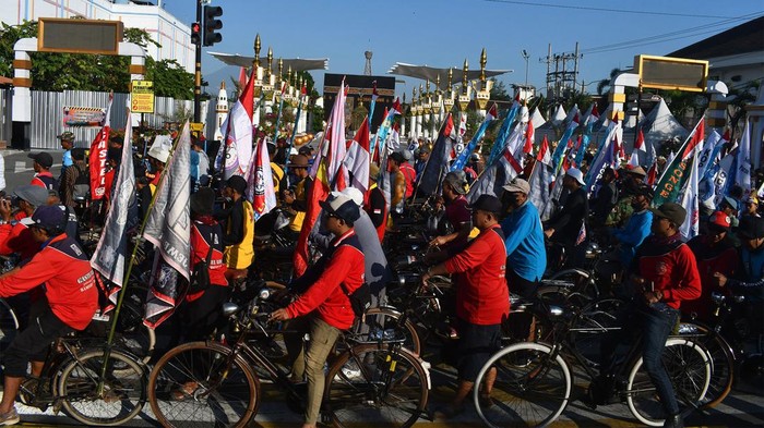 Sejumlah peserta mengikuti karnaval onthel Komunitas Sepeda Tua Indonesia (Kosti) di Kota Madiun, Jawa Timur, Minggu (28/5/2023). Kegiatan bersepeda bersama menggunakan sepeda tua yang diikuti ribuan peserta dari berbagai daerah di Indonesia tersebut digelar bersamaan dengan Munas V Komunitas Sepeda Tua Indonesia (Kosti) 2023. ANTARA FOTO/Siswowidodo/rwa.