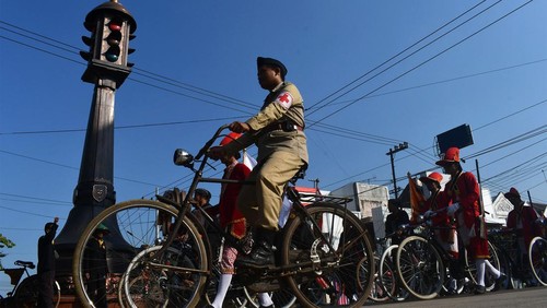 Sejumlah peserta mengikuti karnaval onthel Komunitas Sepeda Tua Indonesia (Kosti) di Kota Madiun, Jawa Timur, Minggu (28/5/2023). Kegiatan bersepeda bersama menggunakan sepeda tua yang diikuti ribuan peserta dari berbagai daerah di Indonesia tersebut digelar bersamaan dengan Munas V Komunitas Sepeda Tua Indonesia (Kosti) 2023. ANTARA FOTO/Siswowidodo/rwa.