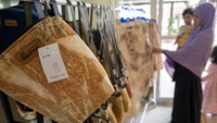 Selain dipasarkan secara lokal, sejumlah produk kerajinan yang dibuat dengan teknik ecoprint atau cetak bermotif daun asli itu juga merambah pasar regional dan nasional dengan memanfaatkan jaringan pemasaran daring. 
