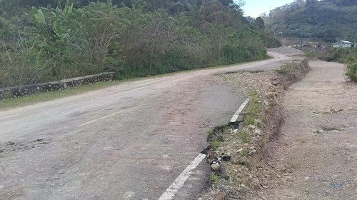 Kerusakan pada sejumlah titik jalan sabuk merah di kampung Henes Desa Lakmaras, Kecamatan Lamaknen Selatan, Kabupaten Belu, NTT. (Ist)