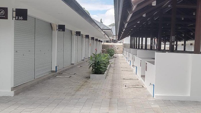 Kios dan los yang ada di areal Pura Agung Besakih yang belum ditempati oleh pemiliknya atau masih tutup, Minggu (28/5/2023). (Istimewa)