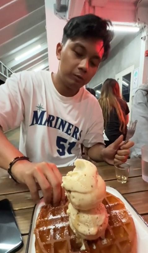 Kocak! Pria Ini Makan Waffle dan Es Krim Pakai Tangan Telanjang