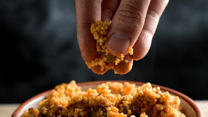 Kocak! Pria Ini Makan Waffle dan Es Krim Pakai Tangan Telanjang