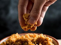 Makna dan Filosofi Makan Pakai Tangan, Tradisi yang Sarat Nilai Spiritual