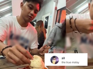 Kocak! Pria Ini Makan Waffle dan Es Krim Pakai Tangan Telanjang
