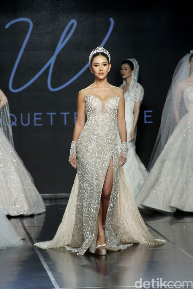Fashion show gaun pengantin Etiquette White yang berlangsung di Enchanted Moments Wedding Fair, The St. Regis Jakarta. Koleksinya ini mengakomodasi kebutuhan para pengantin yang menginginkan penampilan spesial saat hari bahagia sesuai kebutuhan dan karakter tubuh mereka. Foto: Mohammad Abduh/detikcom.