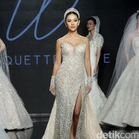 Fashion show gaun pengantin Etiquette White yang berlangsung di Enchanted Moments Wedding Fair, The St. Regis Jakarta. Koleksinya ini mengakomodasi kebutuhan para pengantin yang menginginkan penampilan spesial saat hari bahagia sesuai kebutuhan dan karakter tubuh mereka. Foto: Mohammad Abduh/detikcom.