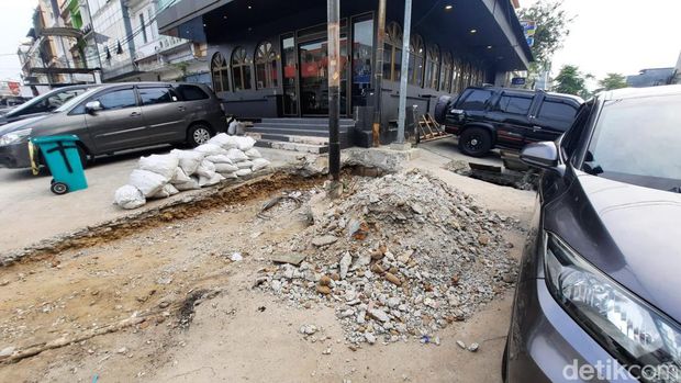 Kondisi ruko makan jalan di Pluit, Jakut