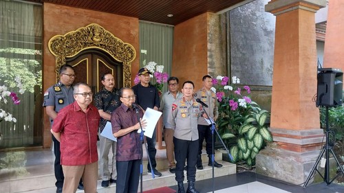 Konferensi Pers oleh Gubernur Bali Wayan Koster terkait Pariwisata di Bali, di Rumah Dinas Gubernur Bali Jayasabha, Minggu (28/5/2023). (Rizki Setyo Samudero)