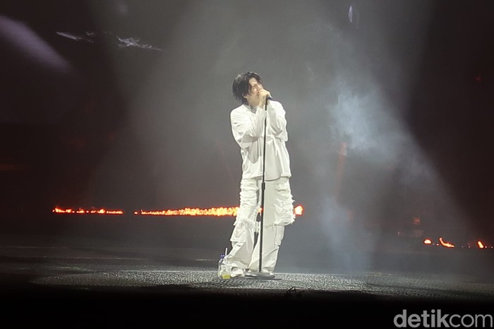 Penampilan Suga BTS di konser Agust D D-DAY TOUR in Jakarta Day 2, Sabtu (27/5/2023) di ICE BSD.
