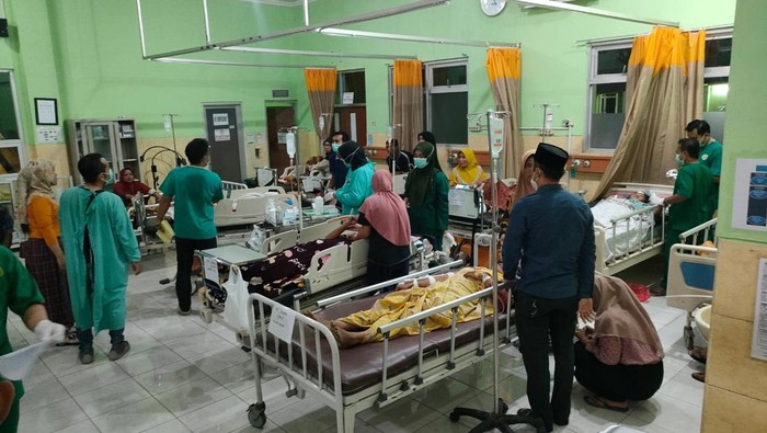 Korban luka truk terguling di Probolinggo dirawat di RS