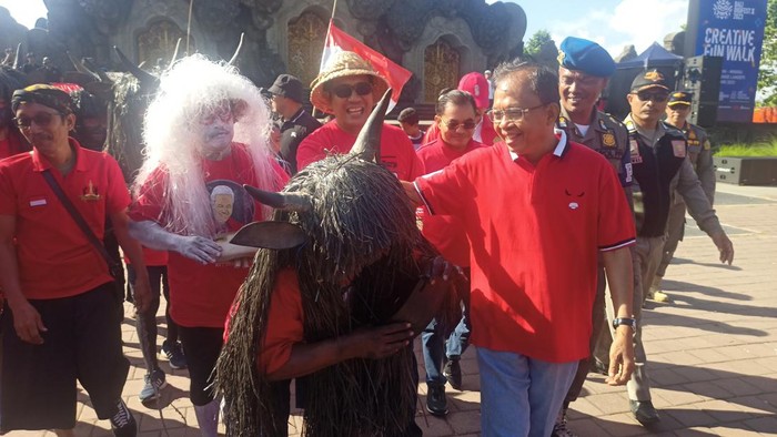 Koster saat menghampiri penari berkostum banteng saat Road to Bali Digifest II 2023 di Taman Kota Bung Karno, Minggu (28/5/2023).