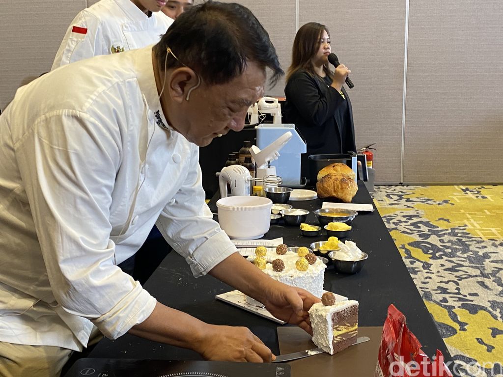 Cooking & Baking Class bersama Chef Yongki Gunawan membagikan tips membuat kue Ferero Mozaik.