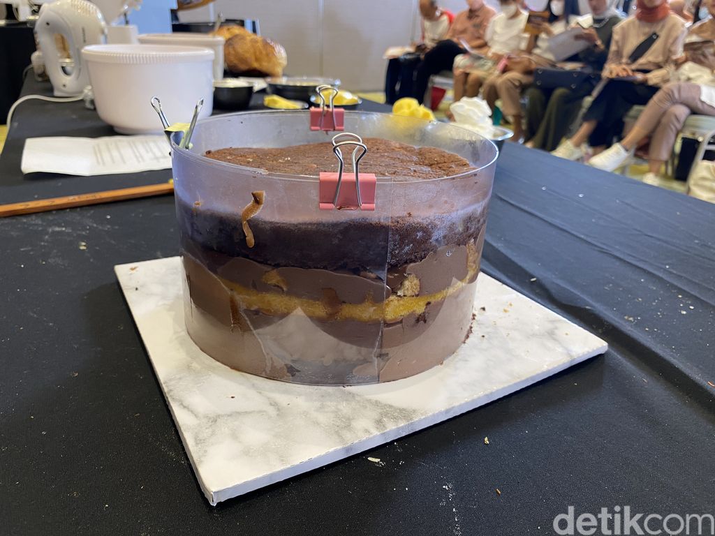 Cooking & Baking Class bersama Chef Yongki Gunawan membagikan tips membuat kue Ferero Mozaik.