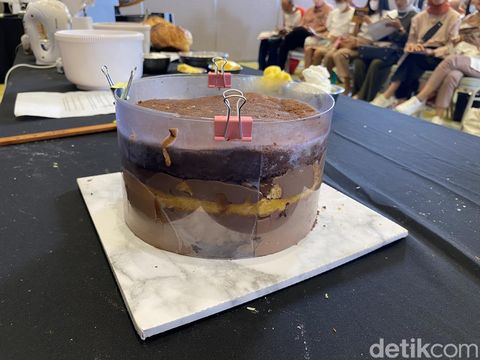 Cooking & Baking Class bersama Chef Yongki Gunawan membagikan tips membuat kue Ferero Mozaik.