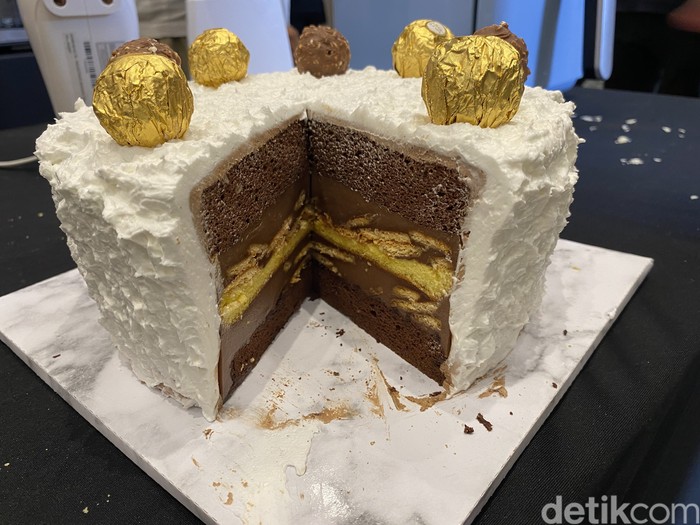 Cooking & Baking Class bersama Chef Yongki Gunawan membagikan tips membuat kue Ferero Mozaik.