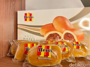 Lembut Gurih! Roti Baso Ayam Klasik dari Roti Henis di Mangga Besar