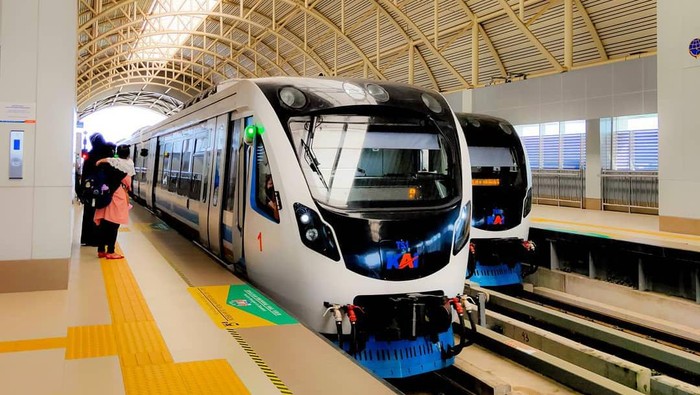 LRT Palembang saat berhenti di stasiun