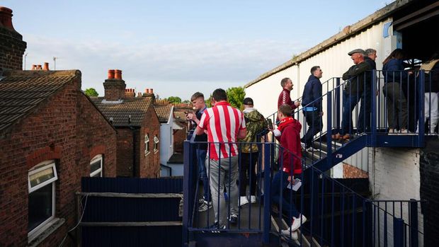 Sunderland fans make their way into the stadium before the Sky Bet Championship play-off semi-final second leg match at Kenilworth Road, Luton. Picture date: Tuesday May 16, 2023. (Photo by Zac Goodwin/PA Images via Getty Images)