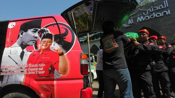 Satgas Cakra Buana PDIP menggotong jenazah Whisnu Sakti Buana untuk dimakamkan di Surabaya, Jawa Timur, Minggu (28/5/2023).  Almarhum Whisnu Sakti Buana merupakan mantan Wakil Wali Kota Surabaya masa jabatan 2014-2015 dan periode 2016-2020 mendampingi Tri Rismaharini, serta sempat menjadi Wali Kota Surabaya menggantikan Tri Rismaharini yang ditunjuk menjadi Menteri Sosial. ANTARA FOTO/Didik Suhartono/rwa.