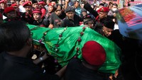 Satgas Cakra Buana PDIP dan warga menggotong jenazah Whisnu Sakti Buana untuk disalatkan di Surabaya. Antara Foto/Didik Suhartono.