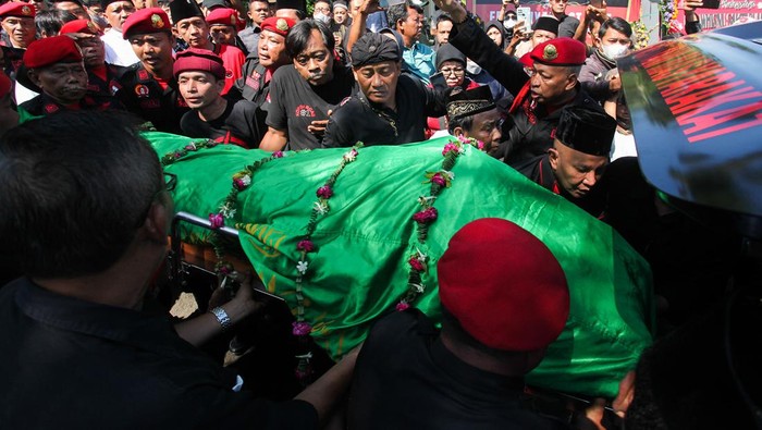 Mantan Wali Kota Surabaya Whisnu Sakti Buana Meninggal Satgas Cakra Buana PDIP menggotong jenazah Whisnu Sakti Buana untuk dimakamkan di Surabaya, Jawa Timur, Minggu (28/5/2023). Almarhum Whisnu Sakti Buana merupakan mantan Wakil Wali Kota Surabaya masa jabatan 2014-2015 dan periode 2016-2020 mendampingi Tri Rismaharini, serta sempat menjadi Wali Kota Surabaya menggantikan Tri Rismaharini yang ditunjuk menjadi Menteri Sosial. ANTARA FOTO/Didik Suhartono/rwa.