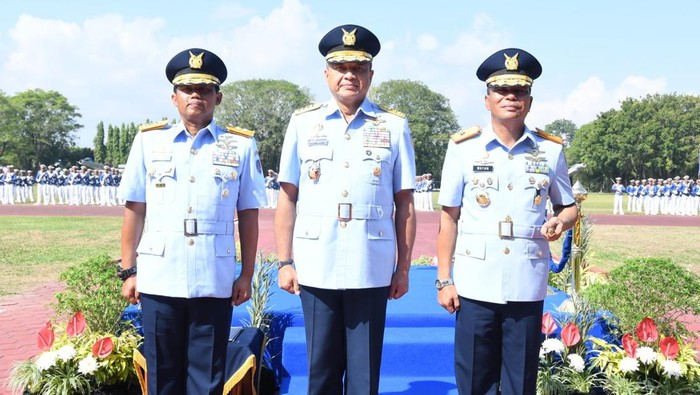 Marsma TNI Wayan Superman (kanan) dilantik sebagai Gubernur Akademi Angkatan Udara (AU) oleh oleh Kepala Staf Angkatan Udara (Kasau) Marsekal TNI Fadjar Prasetyo, Kamis (25/7/2023). (IST)