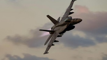 5. McDonnel Douglas F/A-18 Hornet: Dikembangkan sebagai jet tempur ringan untuk AL Amerika Serikat (USN), F/A-18, juga dikenal sebagai F-18, diekspor ke Australia, Kanada, Spanyol dan negara lain dan dipakai sebagai jet tempur biasa. Tahun 1990-an versi yang ditingkatkan secara besar-besaran, F/A-18E/F Super Hornet, dibuat dan masih diproduksi. Sementara USN mulai menghentikan versi lama A, B, C dan D, menggantikannya dengan varian baru. Jadi, meski lebih dari 2.000 Hornet diproduksi, kurang dari setengahnya tetap beroperasi. Foto: US Navy