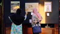 Pengunjung melihat-lihat karya seni dalam pameran drawing bertajuk Napas Kapuas di Rumah Cagar Budaya, Kelurahan Bansir Laut, Pontianak, Kalimantan Barat, Sabtu (27/5/2023).