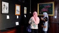Pameran menampilkan 49 gambar tentang kehidupan masyarakat di tepian Sungai Kapuas yang dibuat menggunakan pen, pensil, dan crayon di atas media kertas.  