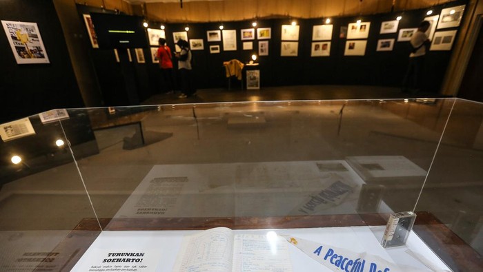 Sejumlah pengunjung melihat beragam seni grafis dan tulisan saat pameran 25 Tahun Reformasi Suara Kampus Sastra di FIB UI, Depok, Jawa Barat, Minggu (28/5/2023). ILUNI FIB melalui kelompok kerja (pokja) menggelar pameran 25 Tahun Reformasi dengan tema Suara Kampus Sasatra yang menampilkan beragam memorabilia gerakan mahasiswa Fakultas Sastra Universitas Indonesia seperti foto, karikatur, puisi dan seni grafis. ANTARA FOTO/Asprilla Dwi Adha/rwa.