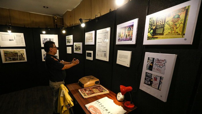 Melihat Pameran 25 Tahun Reformasi di FIB UI Sejumlah pengunjung melihat beragam seni grafis dan tulisan saat pameran 25 Tahun Reformasi Suara Kampus Sastra di FIB UI, Depok, Jawa Barat, Minggu (28/5/2023). ILUNI FIB melalui kelompok kerja (pokja) menggelar pameran 25 Tahun Reformasi dengan tema Suara Kampus Sasatra yang menampilkan beragam memorabilia gerakan mahasiswa Fakultas Sastra Universitas Indonesia seperti foto, karikatur, puisi dan seni grafis. ANTARA FOTO/Asprilla Dwi Adha/rwa.
