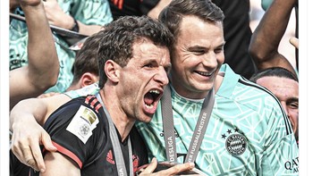 Thomas Muller dan Manuel Neuer adalah dua pemain yang terus ada dalam skuad selama 11 musim Bayern Munich juara. Foto: Meme Dortmund
