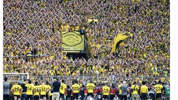 Apapun yang terjadi, fans Dortmund tak henti mendukung tim kesayangannya. Foto: Twitter