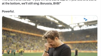 Pelatih Dortmund Edin Terzic menangis mendengarkan fans Dortmund meneriakkan namanya meski mereka gagal juara. Foto: Twitter