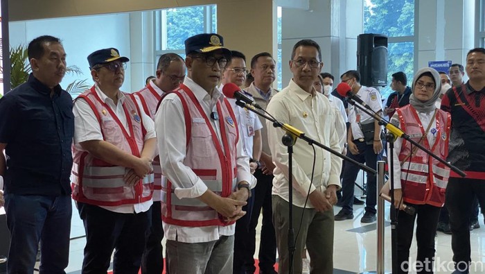 Menhub Budi Karya Sumadi bersama Pj Gubernur DKI Heru Budi di Stasiun BNI City