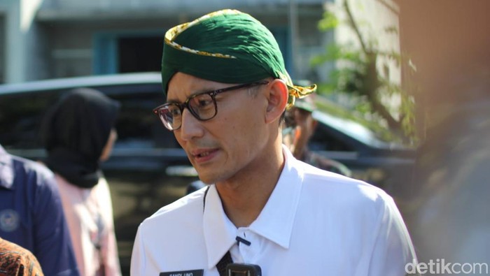 Menparekraf Sandiaga Uno saat berkegiatan di Desa Wisata Wukirsari, Imogiri, Bantul, Minggu (28/5/2023).