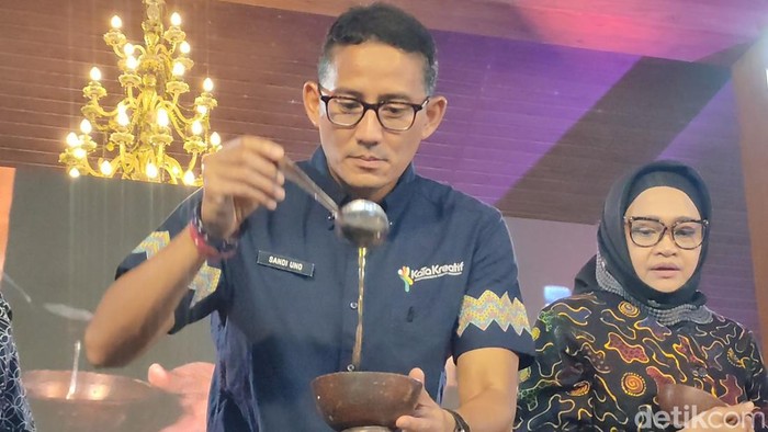 Menparekraf, Sandiaga Salahuddin Uno saat meracik Dawet sambal dalam kegiatan Workshop Peningkatan Inovasi dan Kewirausahaan Kabupaten/Kota Kreatif (KaTa Kreatif) Indonesia di Kulon Progo, Minggu (28/5/2023).