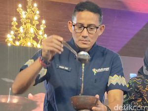 Seru! Momen Menteri Sandiaga Ikut Lomba Racik Dawet Sambal Khas Kulon Progo