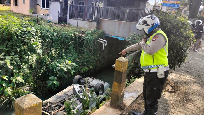 Mobil terjun ke sungai Kota Batu