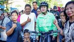 Momen Puan Gowes Bareng Gibran Lalu Berfoto dengan Warga di CFD Solo