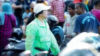 Puan melanjutkan olahraga pagi dengan berjalan kaki di area CFD. 