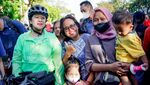 Momen Puan Gowes Bareng Gibran Lalu Berfoto dengan Warga di CFD Solo