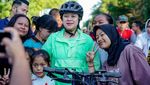 Momen Puan Gowes Bareng Gibran Lalu Berfoto dengan Warga di CFD Solo